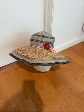 Grevi Straw Sun Hat with Striped Crown and Floral Embellishments